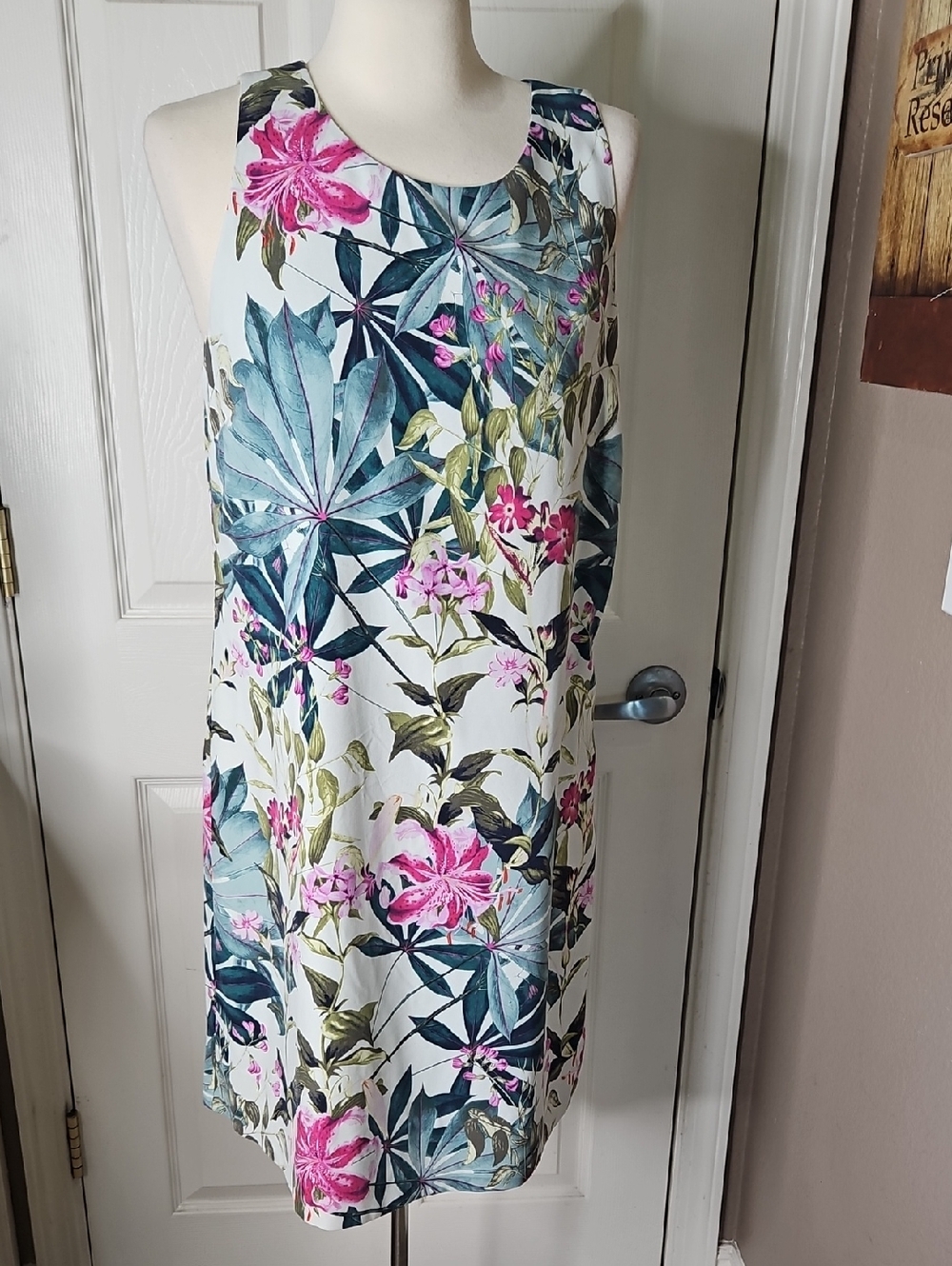 Tommy Bahama Canyon Silk White Magenta Green Sleevless Floral Dress Size Medium